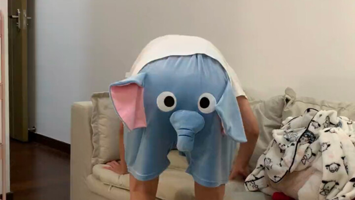 Pacarku pakai celana ini terus ngotot mau nunjukin aksi akrobat buat aku.