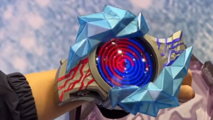 Video hiển thị trực tiếp vòng đeo tay Blaze biến hình Ultraman Blaze