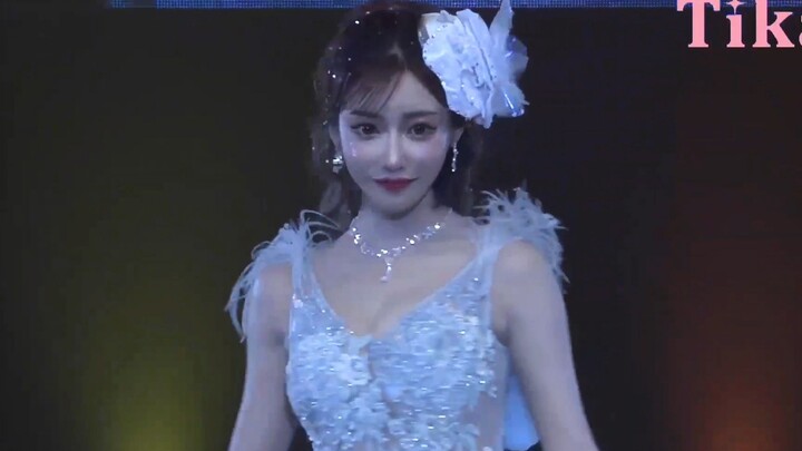 Tokyo Fashion Show: Adorable & Sexy Model Asuka Struts the Runway