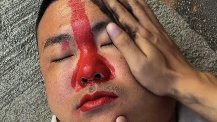Dâng ngọc tửu, A Ngưu khéo dùng mông hàn dược; Trúng kỳ mưu, Béo Ca say xỉn tô son điểm phấn.