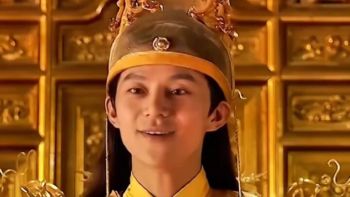 المسؤول يحمل حجرًا ويقول أمام الملك إنه نحاس #