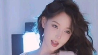 Điệu nhảy của Mina khiến mọi người bối rối
