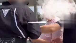 ฮั่นจง มณฑลส่านซี ชายคนหนึ่งอ้างว่าเขาจอดรถอย่างถูกต้องที่สถานีบริการในอำเภอหยาง แต่กลับถูกรถคันอื่น