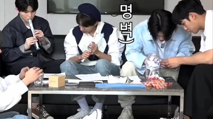 【SEVENTEEN】Người thứ hai: Nín cười còn khó như bảo tôi đi chơi vậy.