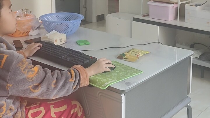 Pagi-pagi banget ngeliat anakku main Minecraft, gak ngerti sama sekali apa yang dia lakuin