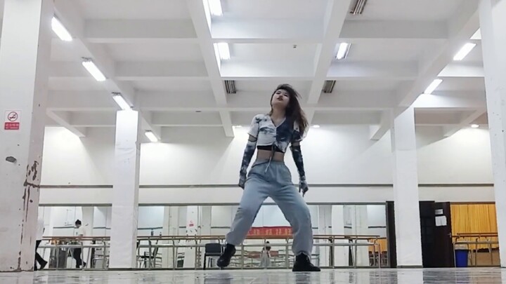 Setelah berpartisipasi dalam sing-along, siapa yang melompat kembali ke sekolah untuk mempelajari le