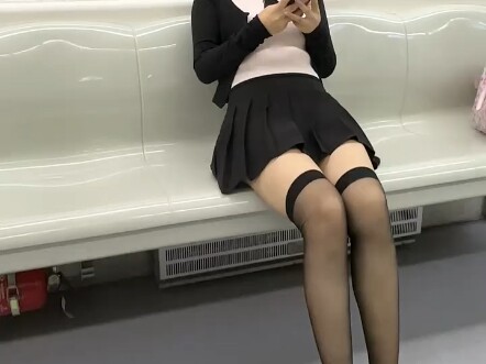 كيف تفاتح فتاة جميلة عندما تلتقي بها في المترو؟