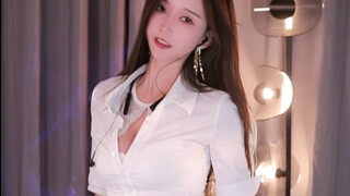 你的秘书穿了白衬衫跳舞