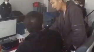 嫌疑人质疑民警不懂代码！网友：你是不是多少对自己太自信了点？# 现场实拍 # 这操作都看傻了 # 原谅我不厚道的笑了