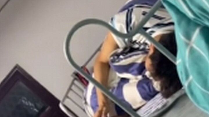 Khi cậu bạn cùng phòng bị cô em khóa dưới thêm WeChat, trên giường cậu ấy cứ xoay như con sâu vậy!