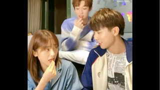 رد فعل شين يوي وهي تأكل جذر الأذن المطوية يبدو وكأنها تمثل عليّ، أليس كذلك؟