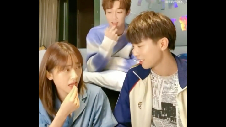 ปฏิกิริยาของเซินเยว่เวลาทานผักจี๋เอ่อร์เกิงนี่เหมือนกำลังเล่นละครให้ฉันดูเลยนะ