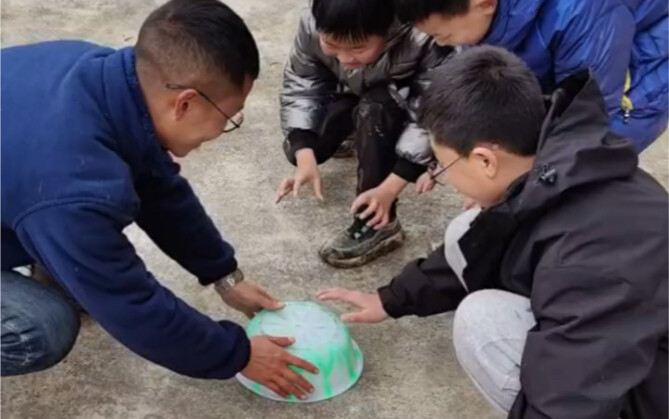 Mengajari kalian sebuah permainan untuk dimainkan bersama anak-anak saat Tahun Baru!