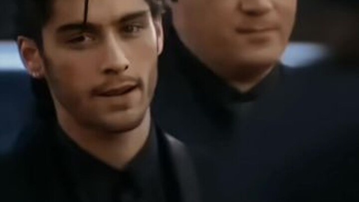 أنيق ومثير، مثل سيجارة بنكهة النعناع 🚬 (احتل المرتبة الأولى في قائمة أجمل الوجوه في العالم) عيناه تُ