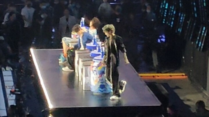 有幸记录了宝子的每一次上下台 走路粉速速来！！注意音量哈