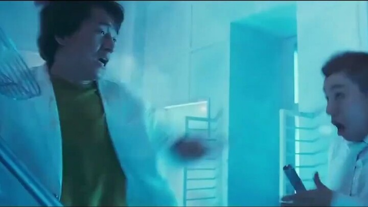 Jackie Chan's move was ruthless enough. He turned on the fan in the cold storage and easily killed t