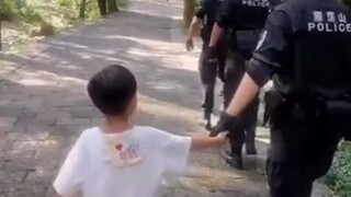 民警巡逻时突然被一只小手牵住【中国警察的安全感】