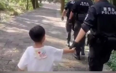 A police officer on patrol was suddenly grabbed by a tiny hand [The Sense of Security Provided by Ch
