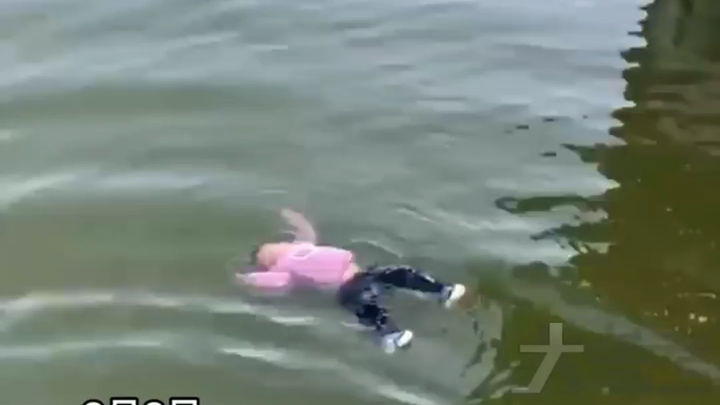 A child accidentally fell into the lake from a bridge, and three men jumped into the water to save h