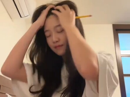 Seleb internet Qianqian dan Longlong belajar bahasa Rusia da da da versi gadis manis