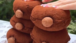 The process of making cream chocolate donuts. Single price 550 yen