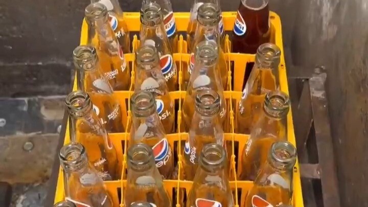 Quy trình tái sản xuất chai Coca-Cola có thể tái chế tại Ấn Độ, xem xong bạn còn dám uống không?