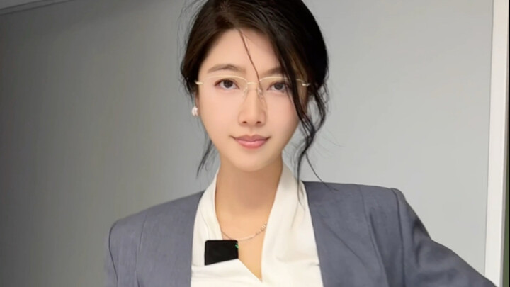 Tiếp theo kỳ trước, thật ra tôi đã có chiếc váy này rồi, chỉ khác màu thôi. Nhưng khi mặc vào, tôi t