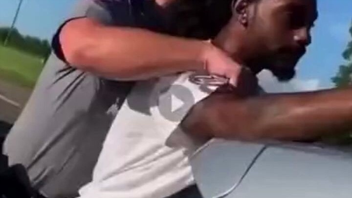 Pemuda kulit hitam melakukan perlawanan saat ditangkap; Arthur yang pemarah langsung mengeluarkan se