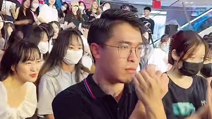 Buổi khiêu vũ hôm nay hào hứng đến nỗi ban đầu không ai nhận ra tôi cả. Đến phần cuối của bài tập mắ