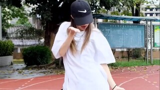 【kiss me more】Setelah menari, orang lain sudah menjadi gadis manis. Lalu aku?