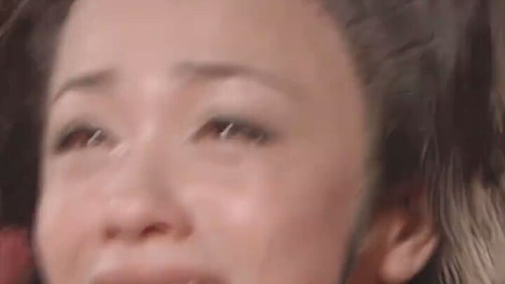 Chiếc bát vàng do hoàng đế ban tặng, ai dám ném tiền vào đó chứ?