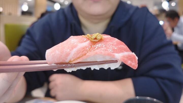 คุ้มสุดๆ! ท้องปลาทูน่าครีบน้ำเงินราคาแค่สิบหยวน เหมือนหอกเหล็กในมือรุ่นตู้ใต้แสงจันทร์ ที่เล็งไปยังเ