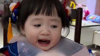 她这是会表情管理了嘛？