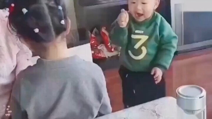 Chị gái bị đấm mấy cú mà bà vẫn im lặng, đến khi chị gái đáp trả một cái tát thì sắc mặt bà liền tha