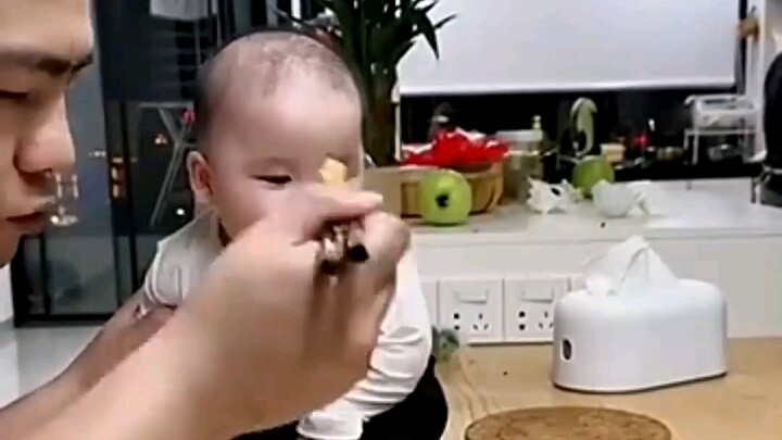 เด็กน้อยน่ารัก: หนูเป็นสายกินตัวจิ๋ว