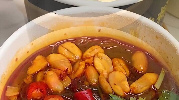 #Mì chua cay vàng đen  Chua chua cay cay ngon tuyệt, bạn đoán xem họ có quan hệ gì nào~ #Lùa mì #Ngo