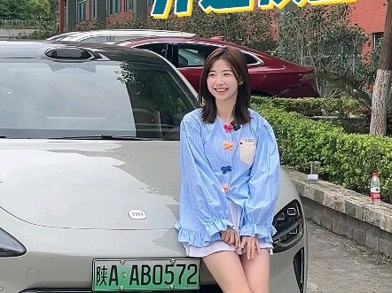 Mobil Xiaomi SU7 meluncur masuk kampus, langsung ‘mengunci’ para mahasiswa cowok! Hari ini benar-ben