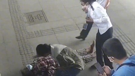 Hành khách đột ngột ngất xỉu, cô gái tóc đuôi ngựa thực hiện hồi sức tim phổi một mạch liền!