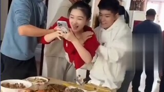 Makan malam keluarga, ingin merekam video makanan yang menakjubkan, seluruh keluarga membantu dengan