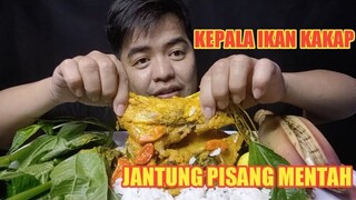 MAKAN KEPALA IKAN KAKAP DAN JANTUNG PISANG MENTAH BUATAN SENDIRI !