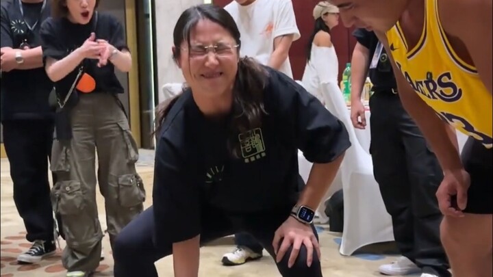 Thử thách với tạ 100 kg: Có người trơ tráo, còn anh công nhân xây dựng thì thật thà, chất phác.