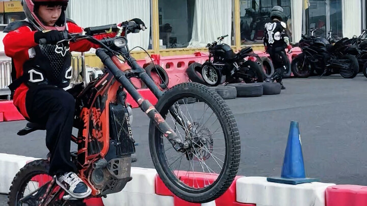 Duel antara Skateboard dan Motor!