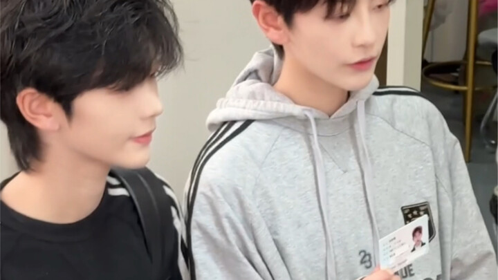 The twins in the girls' dorm turned out to be a "炒作"?!
