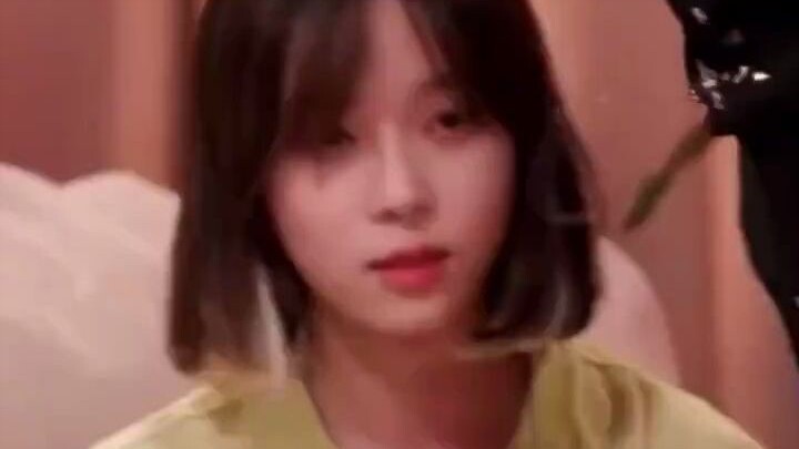 من كثرة اللعب، سقطت الخرزات على الأرض وظهرت عليه تلك التعبيرات اليائسة، ياللضحك! جندي الشتاء غبي بجد