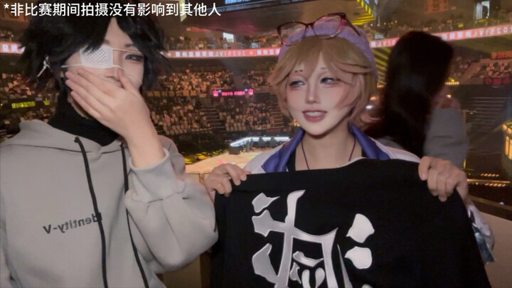 شخص واحد يحمل شيئًا غريبًا لمشاهدة تصفيات IVL