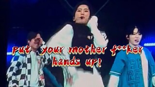 Kamu anak muda, begitu sampai di Amerika langsung harus angkat tanganmu, ya?