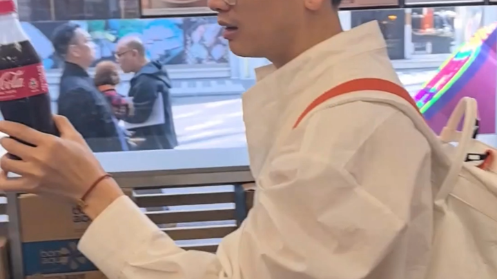 ขอบคุณบิลิบิลิสำหรับสิทธิประโยชน์! ไปมาเก๊าดูคอนเสิร์ตที่ยอดเยี่ยมมาก! เวลา 15.00 น. พบกันในไลฟ์สดขอ