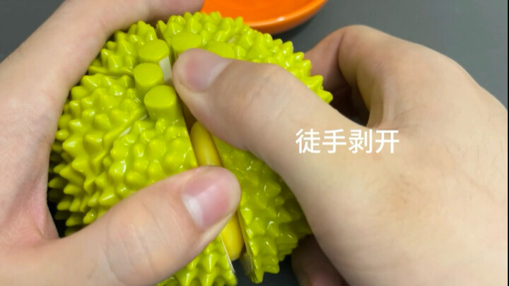 Tự tay bóc sầu riêng thật là thư giãn!