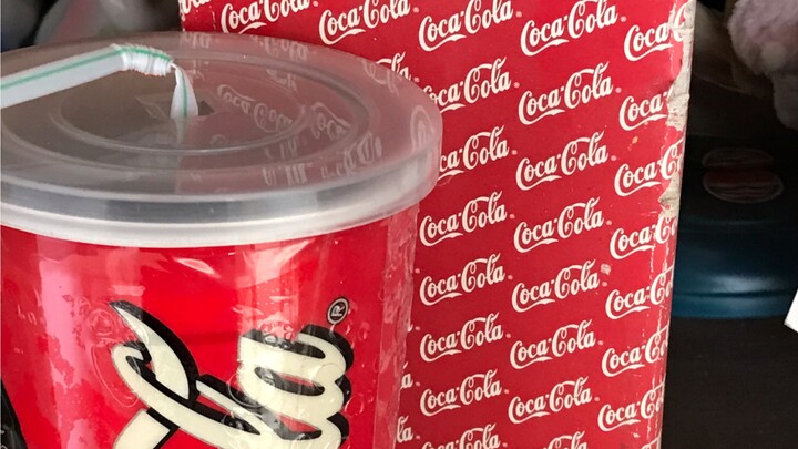 Phát hiện điện thoại bàn phiên bản Coca-Cola đầu thế kỷ 21 trong ngôi nhà cũ