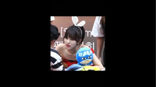 【心疼Mina】男粉超过签售时间了,工作人员催他走,但是他希望再多留会,就跟工作人员起了争执,最后甩脸走了